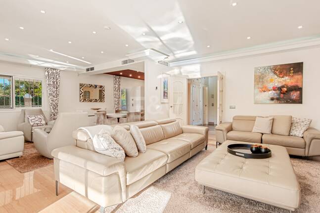 Beachside Luxury Villa in Cortijo Blanco