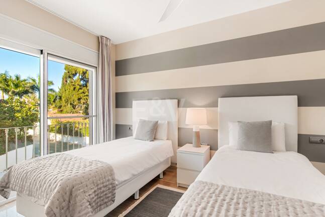 Beachside Luxury Villa in Cortijo Blanco