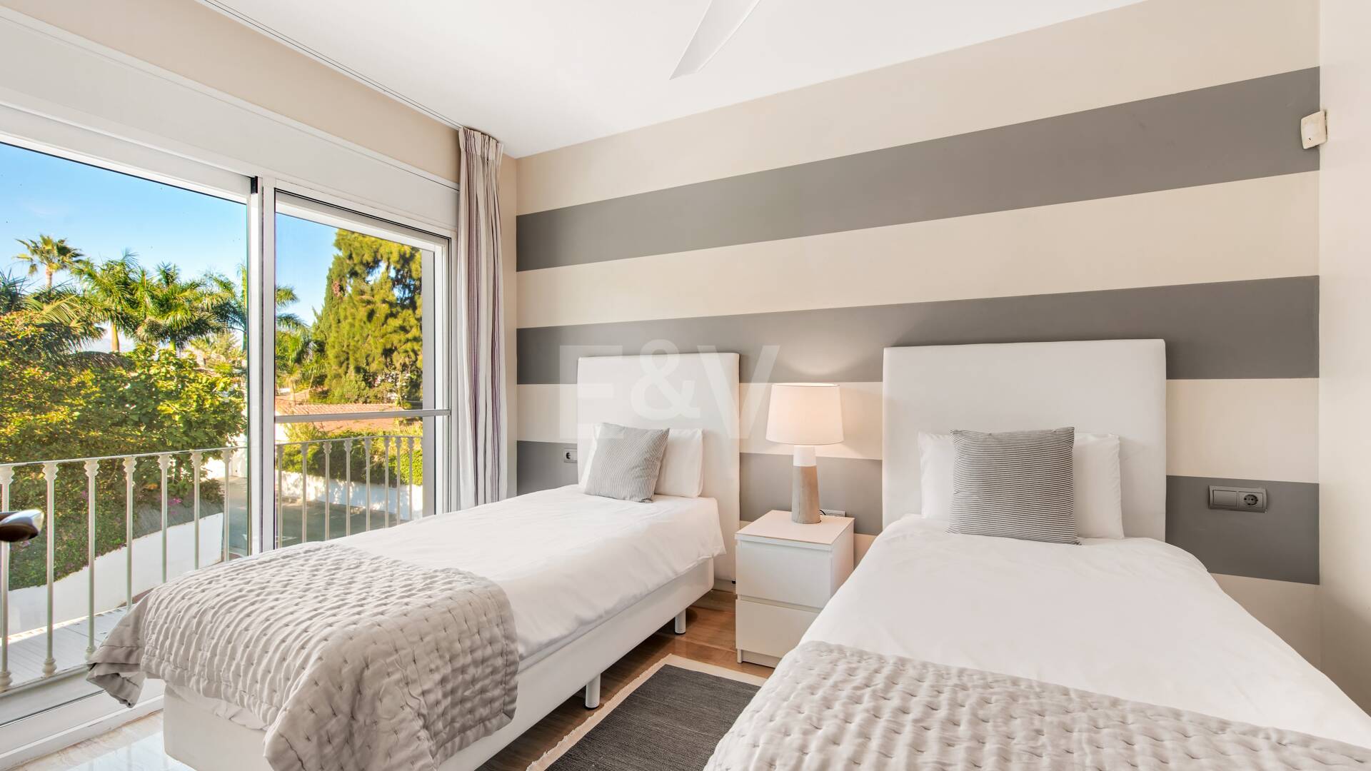 Beachside Luxury Villa in Cortijo Blanco