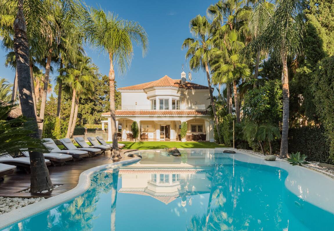 Beachside Luxury Villa in Cortijo Blanco