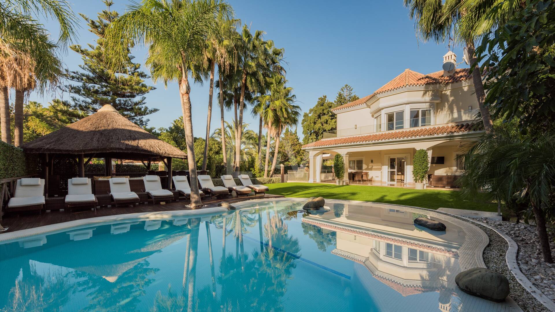 Beachside Luxury Villa in Cortijo Blanco