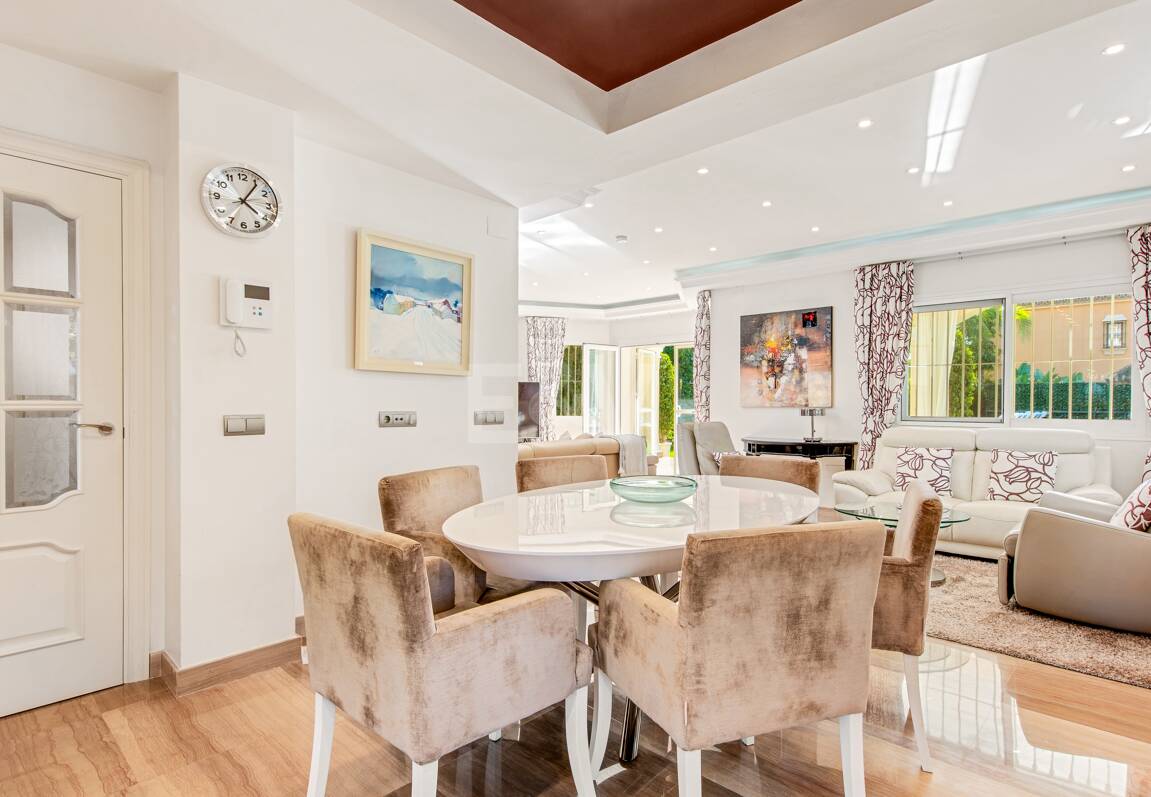 Beachside Luxury Villa in Cortijo Blanco