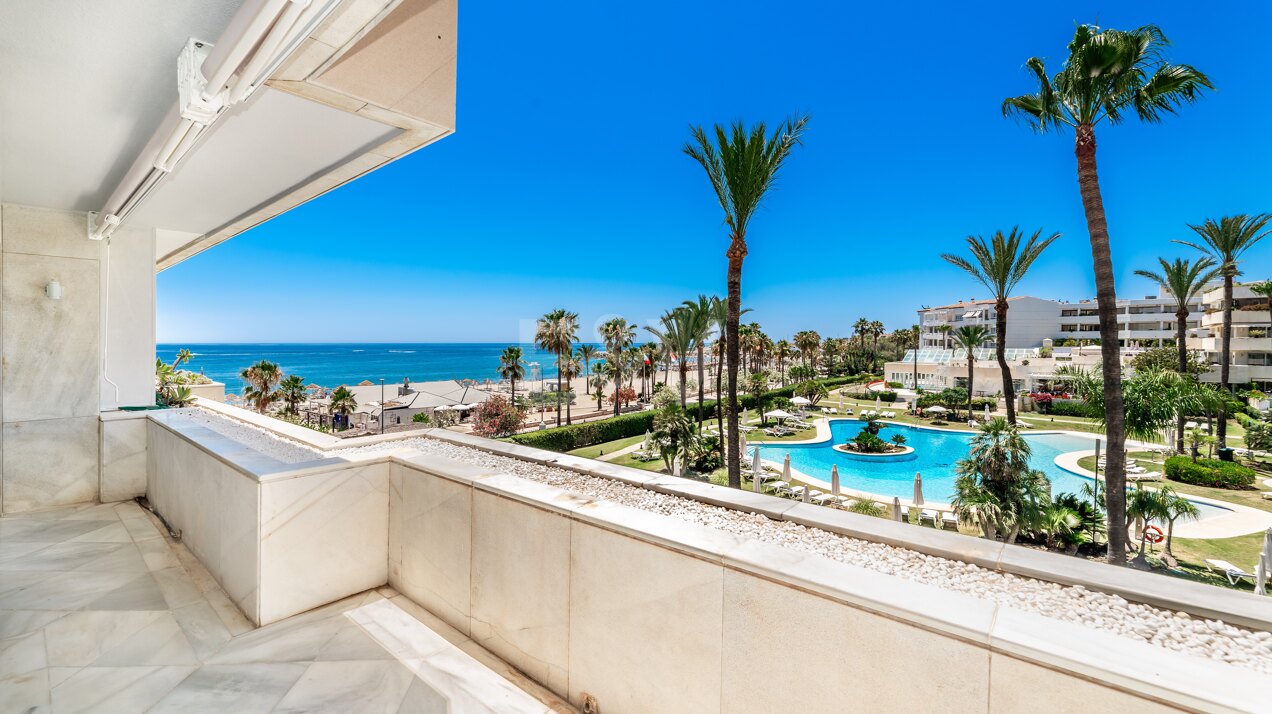 Impresionante apartamento en primera línea de playa en Puerto Banús con increíbles vistas al mar