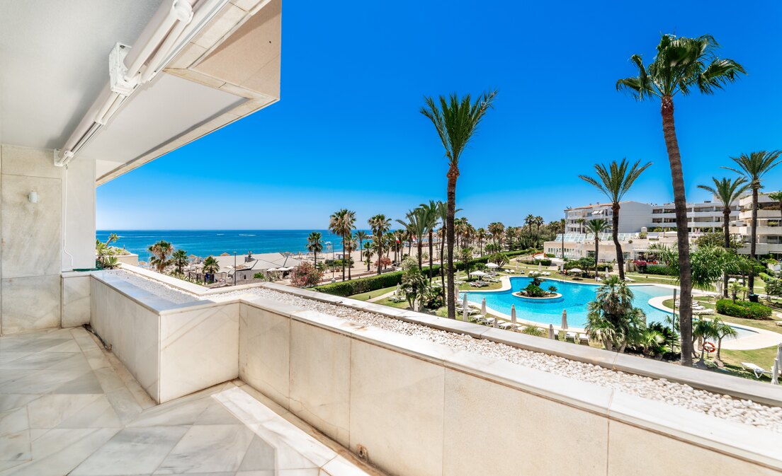 Stunning beachfront apartment in Puerto Banús with incredible sea views