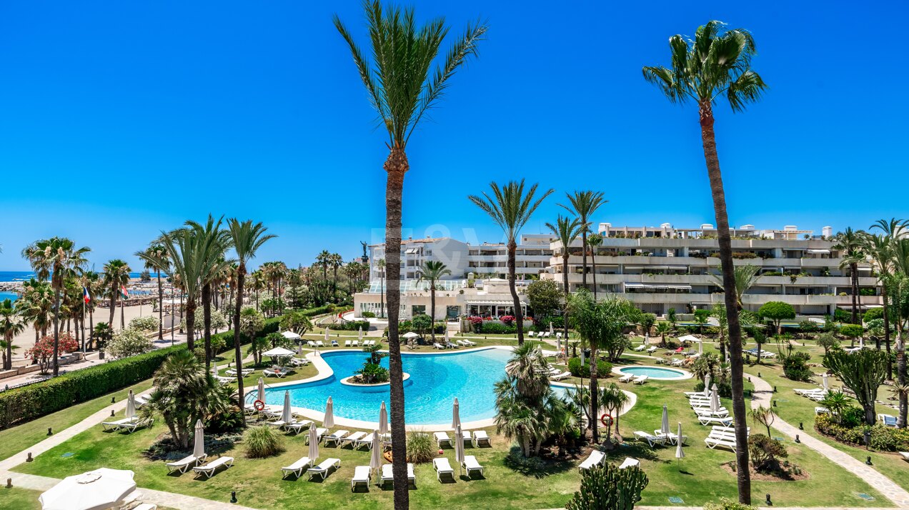 Stunning beachfront apartment in Puerto Banús with incredible sea views