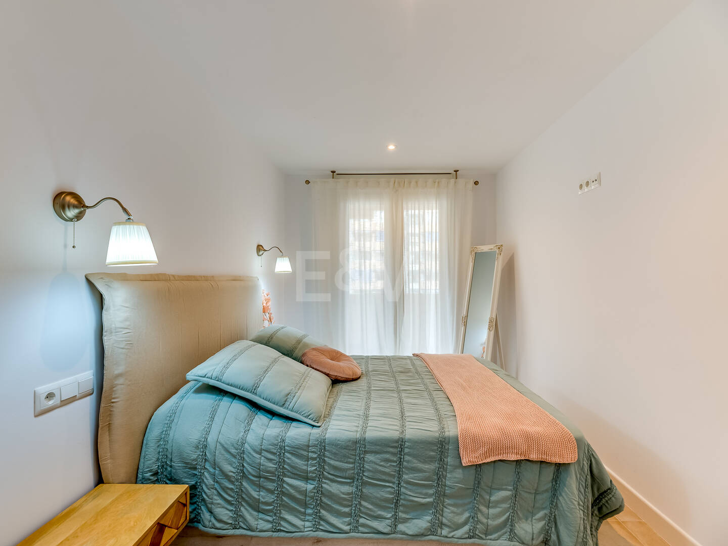 Apartamento de 2 dormitorios en primera línea de playa en el centro de Marbella – Totalmente reformado, con piscina en la azotea y aparcamiento, para alquiler de larga duración