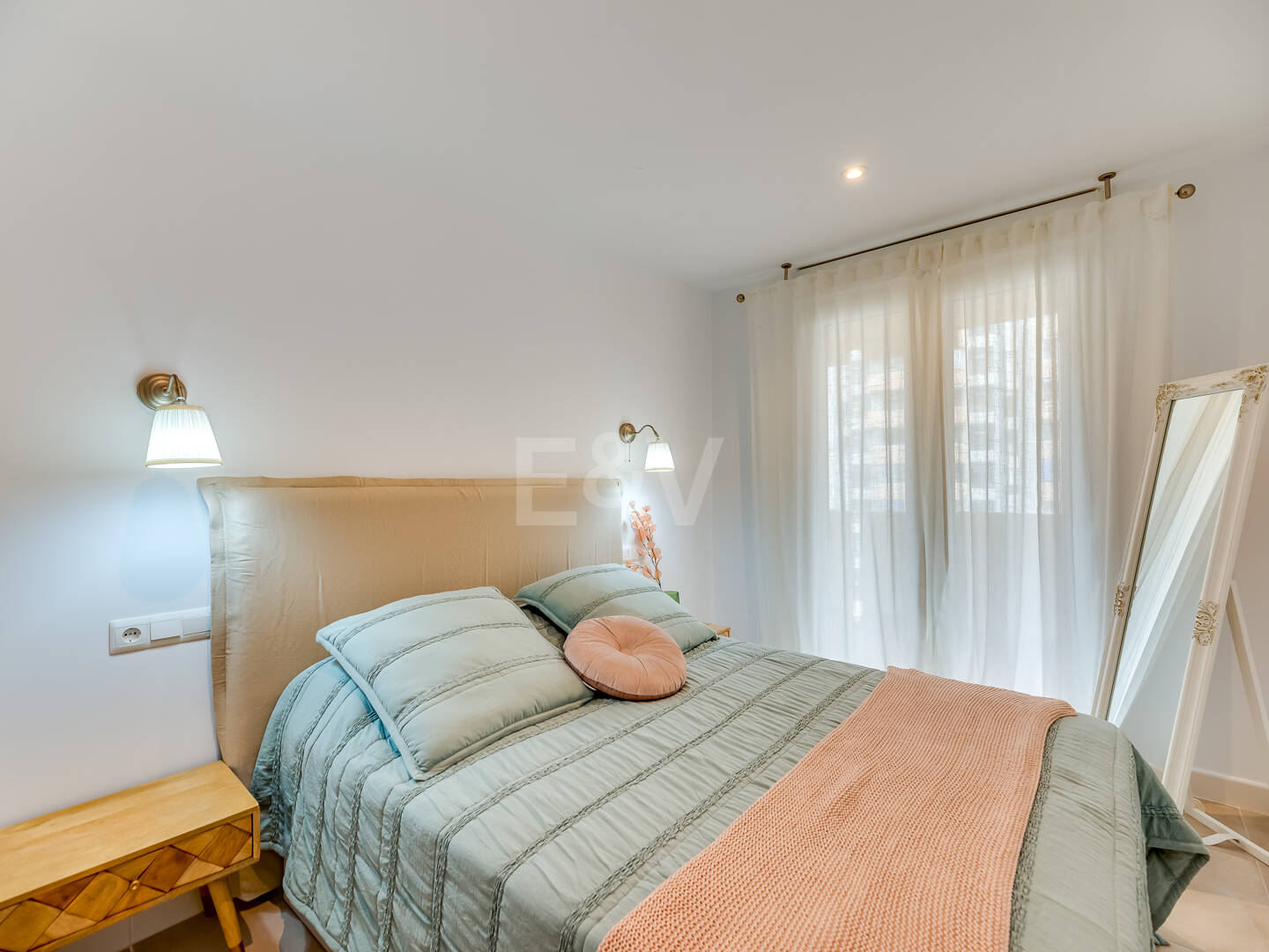 Apartamento de 2 dormitorios en primera línea de playa en el centro de Marbella – Totalmente reformado, con piscina en la azotea y aparcamiento, para alquiler de larga duración