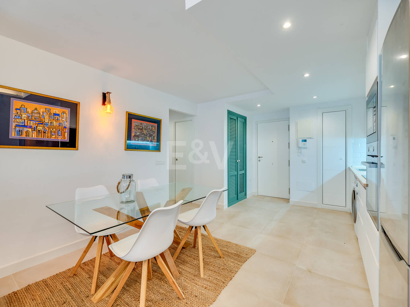 Apartamento de 2 dormitorios en primera línea de playa en el centro de Marbella – Totalmente reformado, con piscina en la azotea y aparcamiento, para alquiler de larga duración