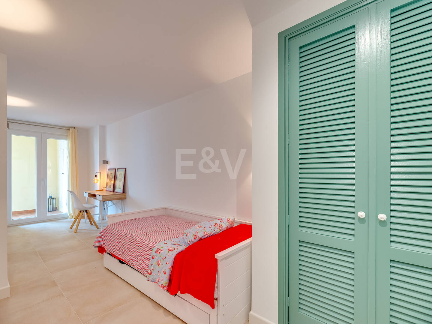 Apartamento de 2 dormitorios en primera línea de playa en el centro de Marbella – Totalmente reformado, con piscina en la azotea y aparcamiento, para alquiler de larga duración