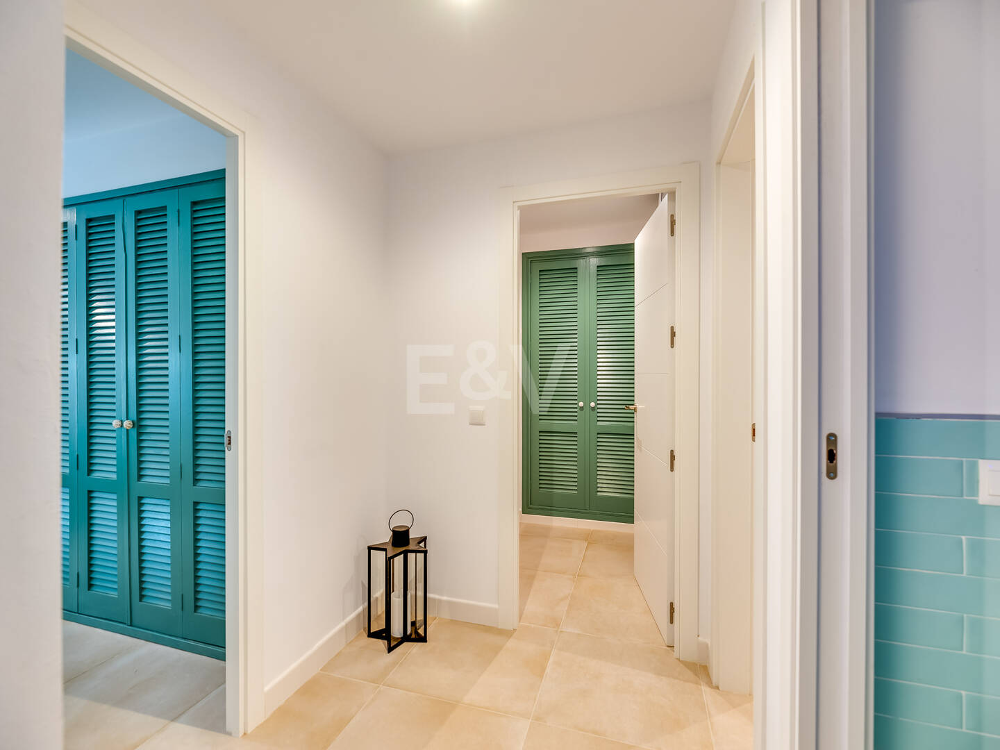 Apartamento de 2 dormitorios en primera línea de playa en el centro de Marbella – Totalmente reformado, con piscina en la azotea y aparcamiento, para alquiler de larga duración