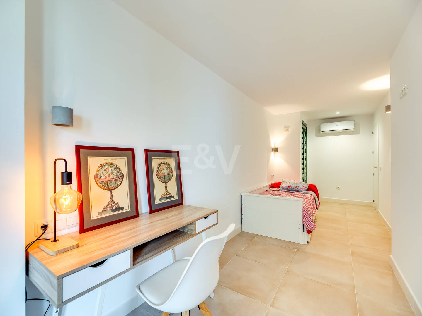 Apartamento de 2 dormitorios en primera línea de playa en el centro de Marbella – Totalmente reformado, con piscina en la azotea y aparcamiento, para alquiler de larga duración