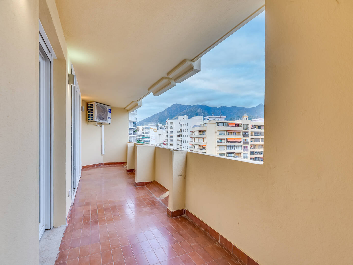 Apartamento de 2 dormitorios en primera línea de playa en el centro de Marbella – Totalmente reformado, con piscina en la azotea y aparcamiento, para alquiler de larga duración