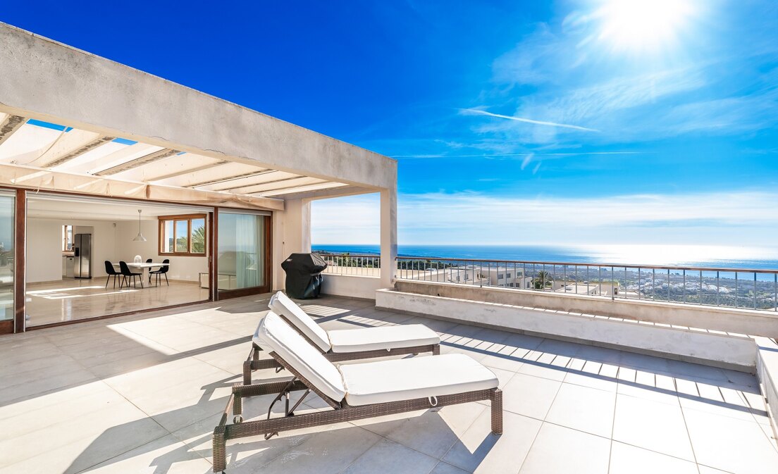 Geräumiges Penthouse mit Panoramablick auf das Meer in Altos de Los Monteros