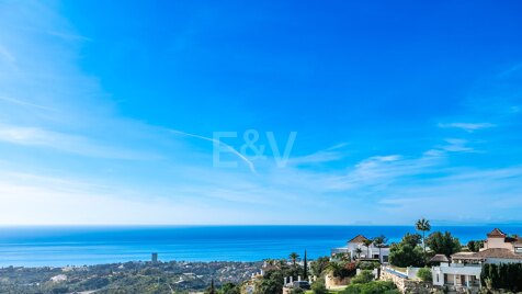 Spacious Penthouse with Panoramic Sea Views in Altos de Los Monteros