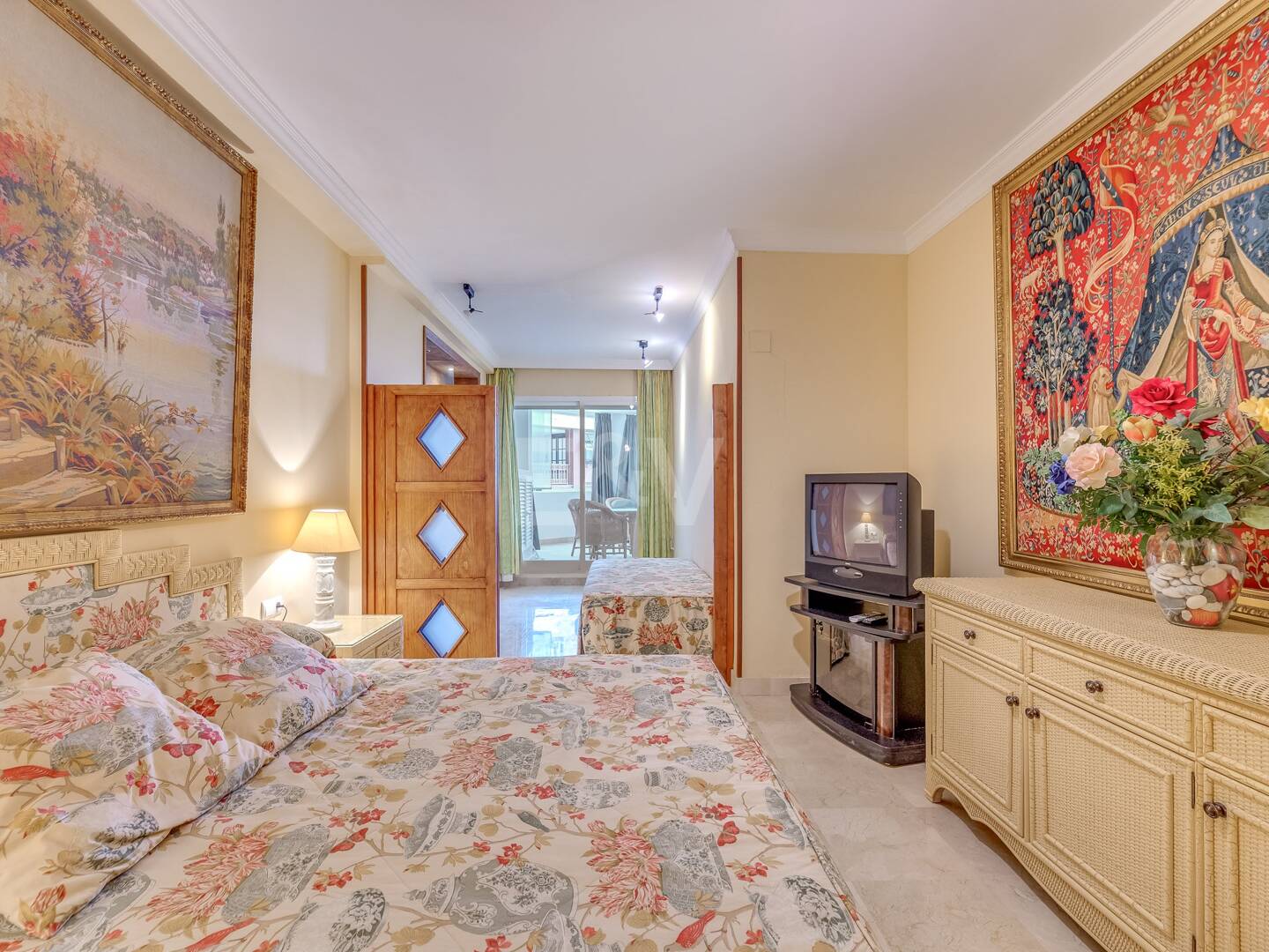 Beachfront Apartment in Puerto Banus with Sea Views