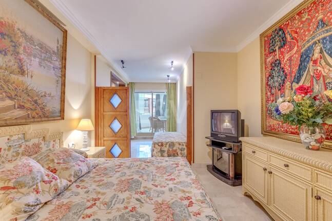 Beachfront Apartment in Puerto Banus with Sea Views