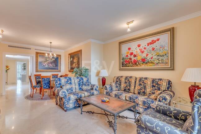 Beachfront Apartment in Puerto Banus with Sea Views