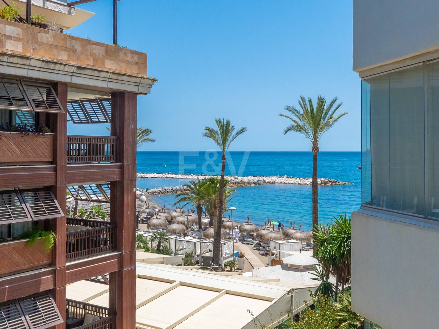 Beachfront Apartment in Puerto Banus with Sea Views