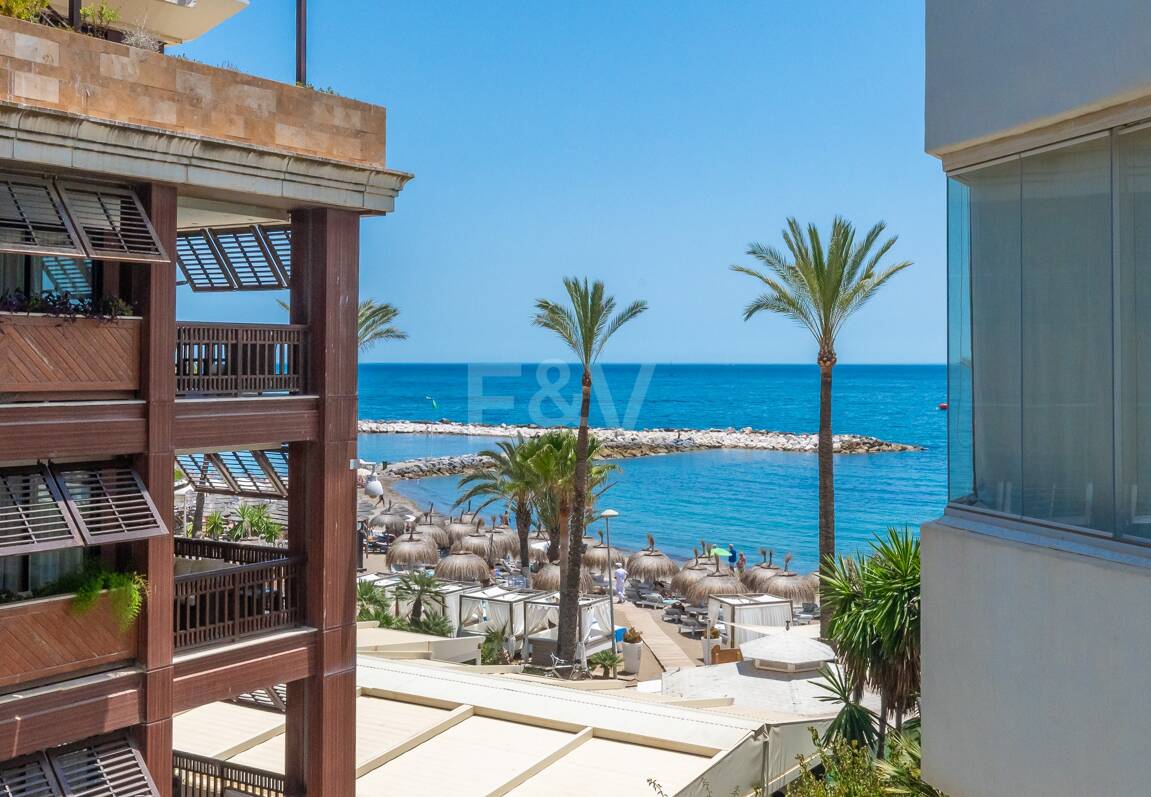 Beachfront Apartment in Puerto Banus with Sea Views