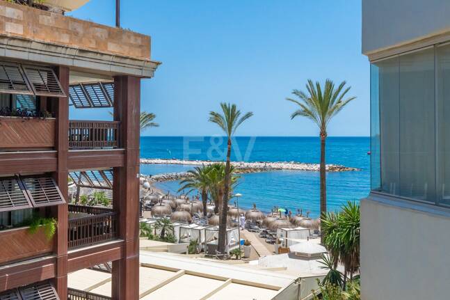 Beachfront Apartment in Puerto Banus with Sea Views