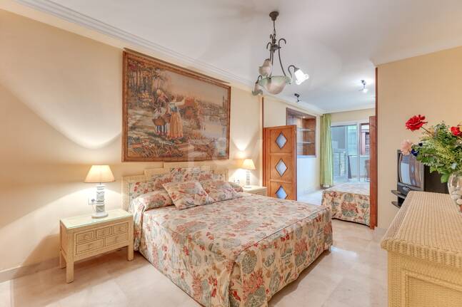 Beachfront Apartment in Puerto Banus with Sea Views