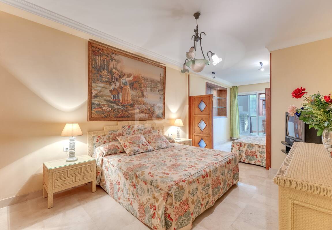 Beachfront Apartment in Puerto Banus with Sea Views