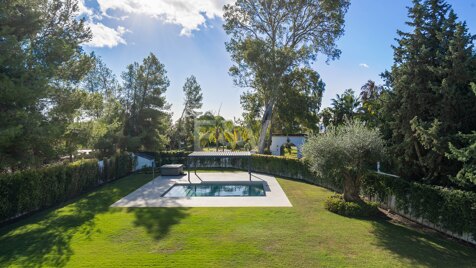 Maravillosa Villa Contemporánea a sólo unos pasos de la playa en Guadalmina Baja.