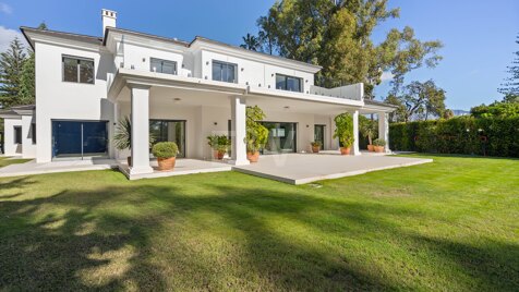 Maravillosa Villa Contemporánea a sólo unos pasos de la playa en Guadalmina Baja.