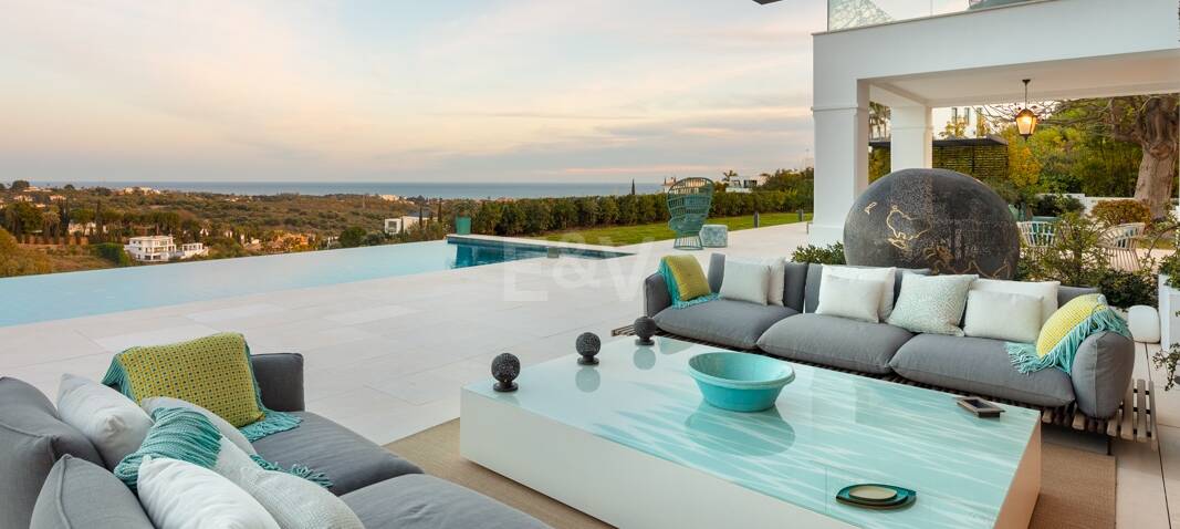 Elegant frontline golf villa med panoramautsikt i Los Flamingos