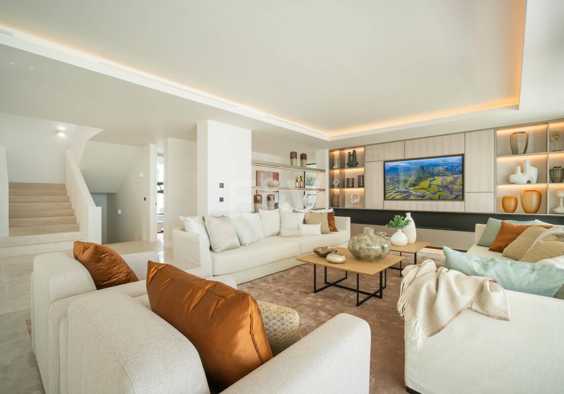 Luxurious Brand New Villa with Sea Views in la Quinta within a Gated Community