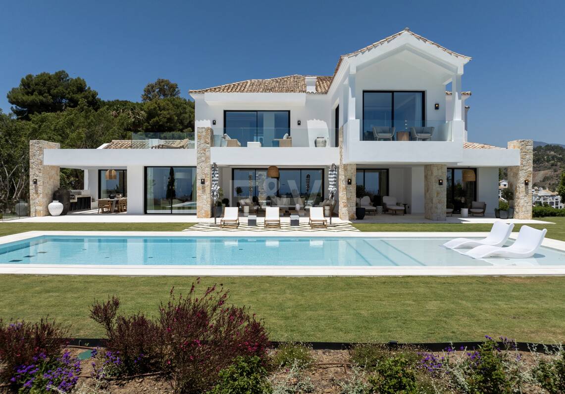 Luxurious Brand New Villa with Sea Views in la Quinta within a Gated Community