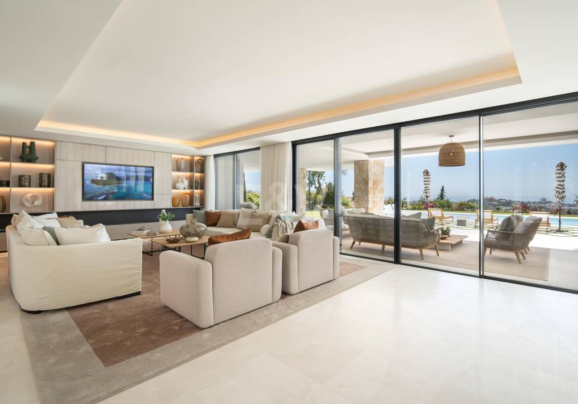 Luxurious Brand New Villa with Sea Views in la Quinta within a Gated Community
