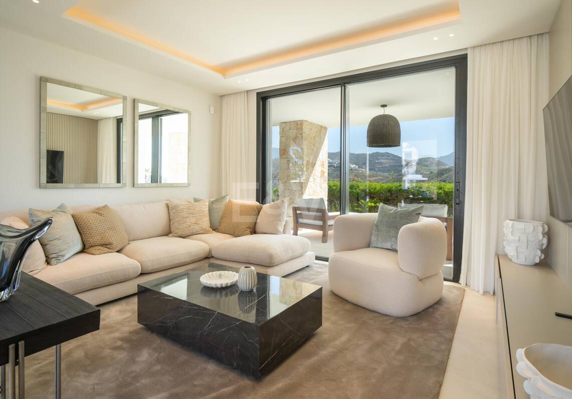 Luxurious Brand New Villa with Sea Views in la Quinta within a Gated Community