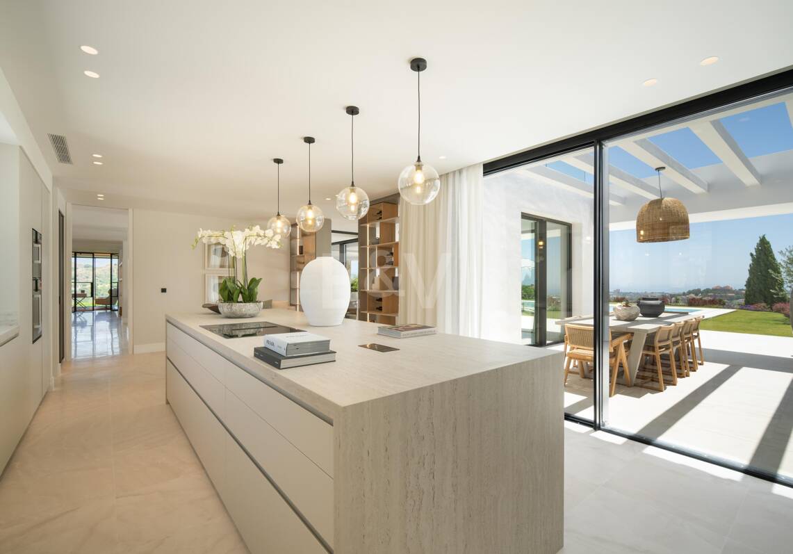 Luxurious Brand New Villa with Sea Views in la Quinta within a Gated Community