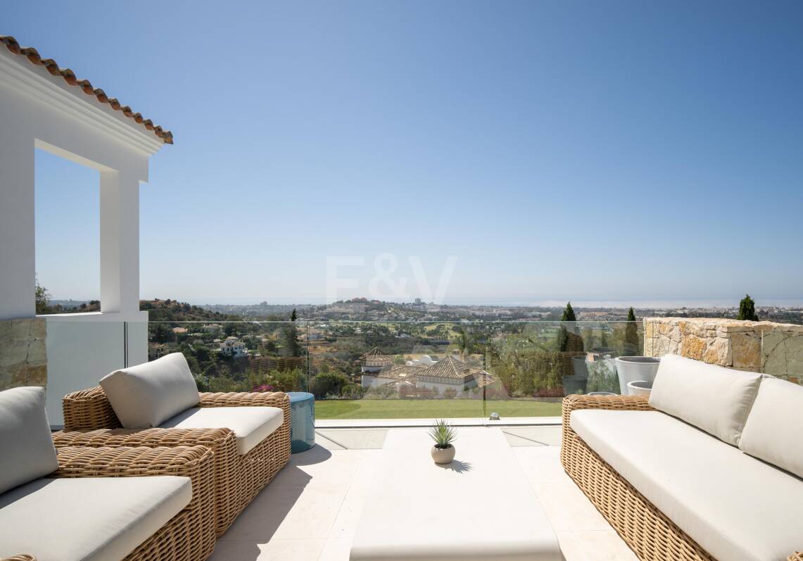 Luxurious Brand New Villa with Sea Views in la Quinta within a Gated Community
