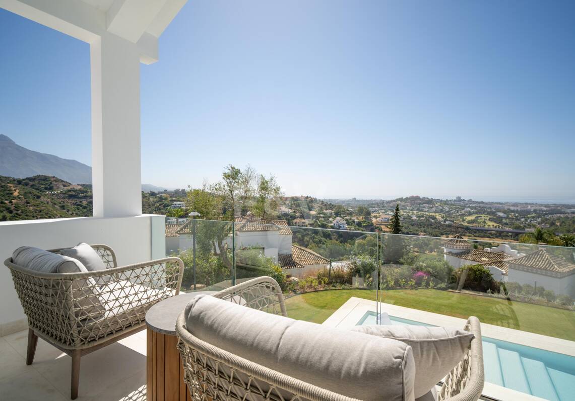 Luxurious Brand New Villa with Sea Views in la Quinta within a Gated Community