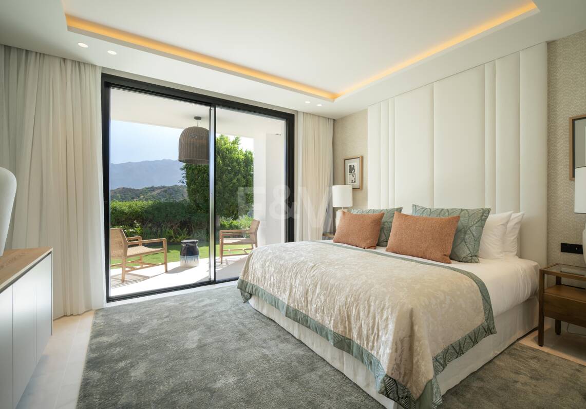 Luxurious Brand New Villa with Sea Views in la Quinta within a Gated Community
