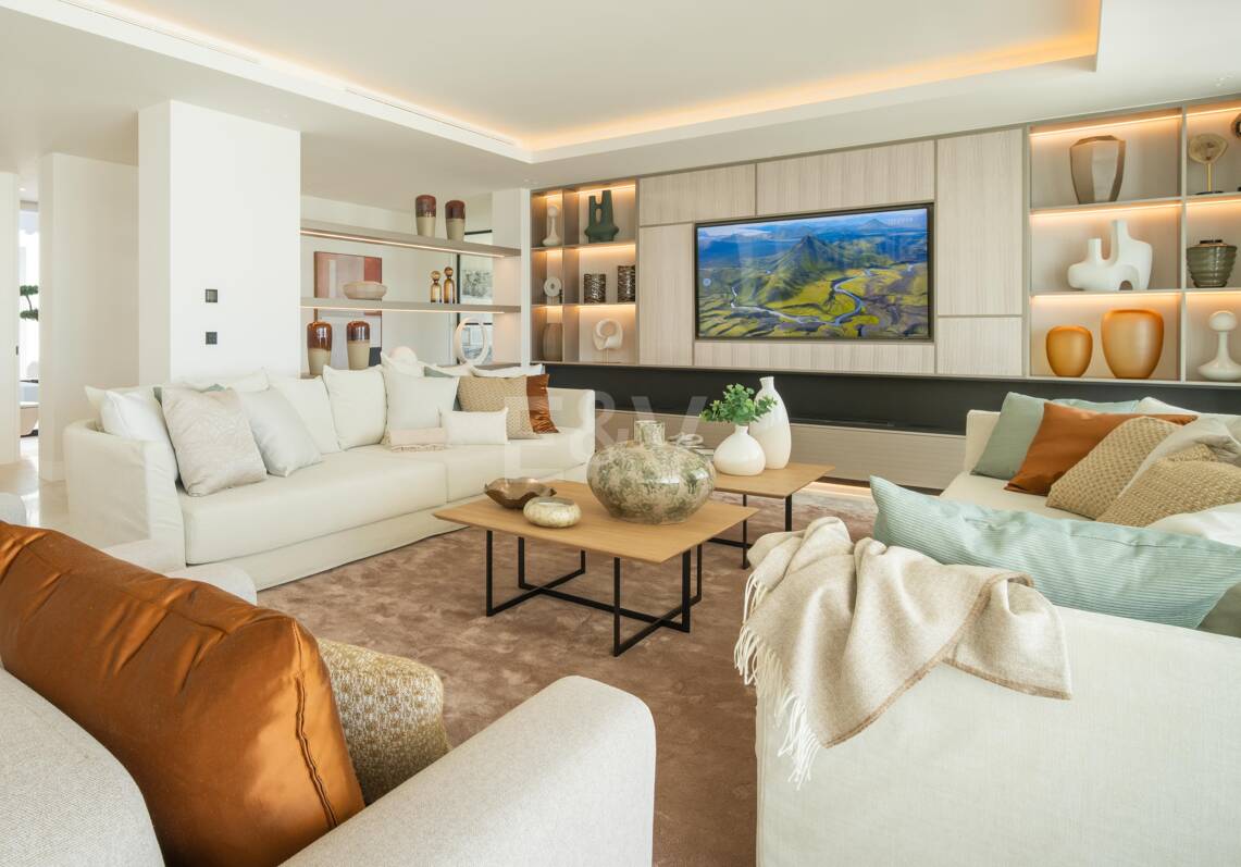 Luxurious Brand New Villa with Sea Views in la Quinta within a Gated Community