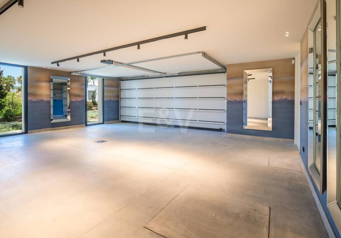 Luxurious Brand New Villa with Sea Views in la Quinta within a Gated Community