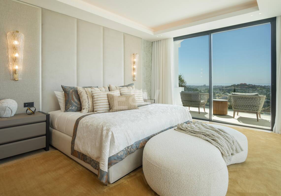 Luxurious Brand New Villa with Sea Views in la Quinta within a Gated Community