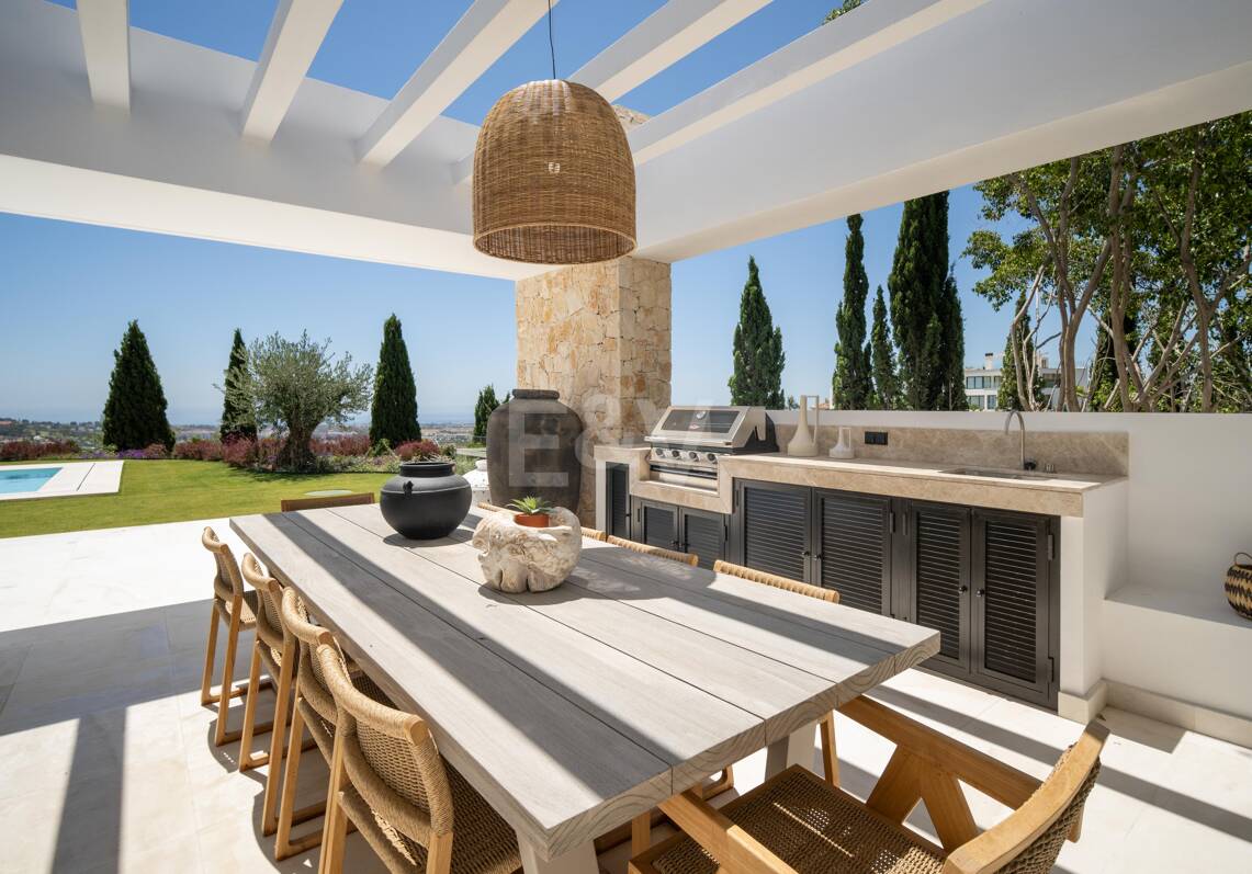 Luxurious Brand New Villa with Sea Views in la Quinta within a Gated Community