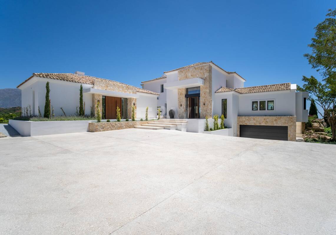 Luxurious Brand New Villa with Sea Views in la Quinta within a Gated Community