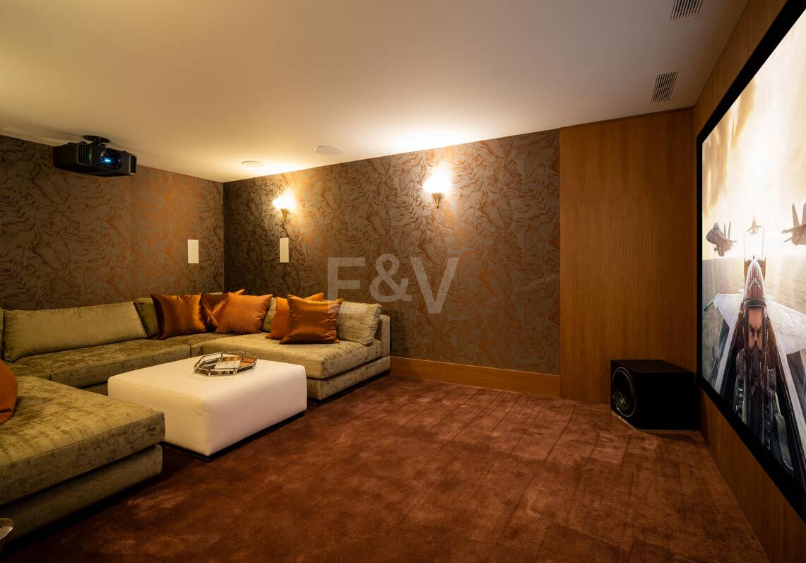 Luxurious Brand New Villa with Sea Views in la Quinta within a Gated Community