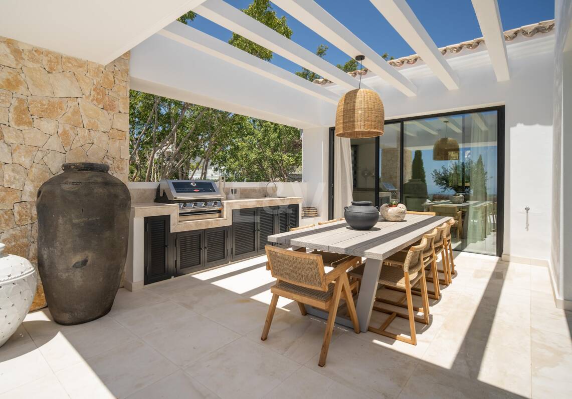 Luxurious Brand New Villa with Sea Views in la Quinta within a Gated Community