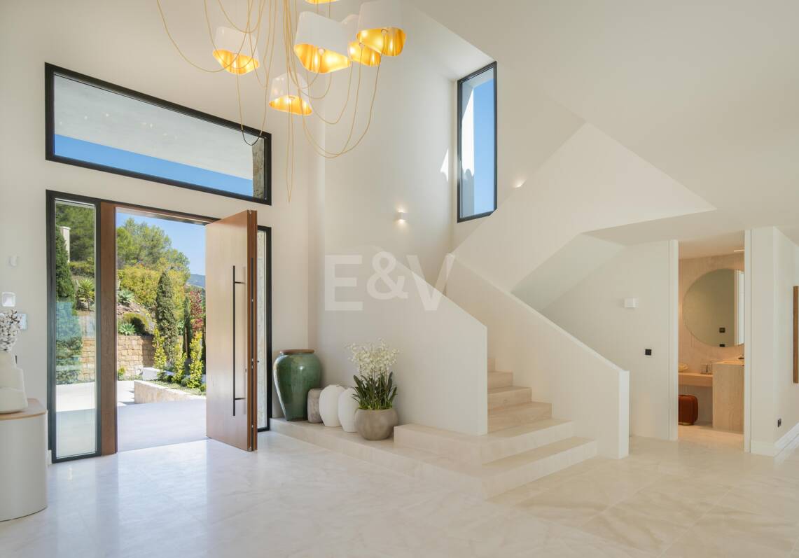 Luxurious Brand New Villa with Sea Views in la Quinta within a Gated Community