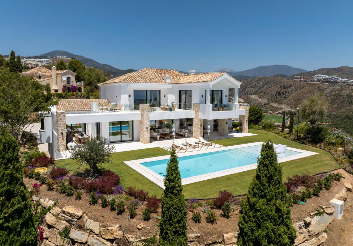 Luxurious Brand New Villa with Sea Views in la Quinta within a Gated Community