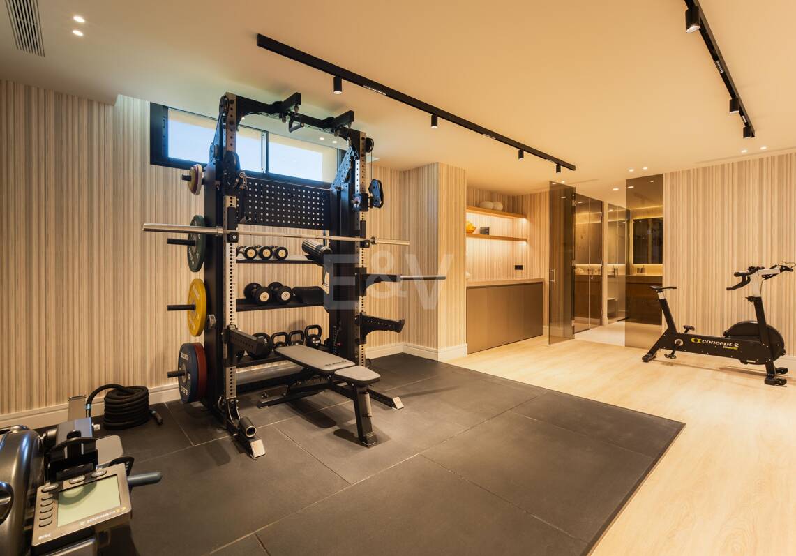 Luxurious Brand New Villa with Sea Views in la Quinta within a Gated Community