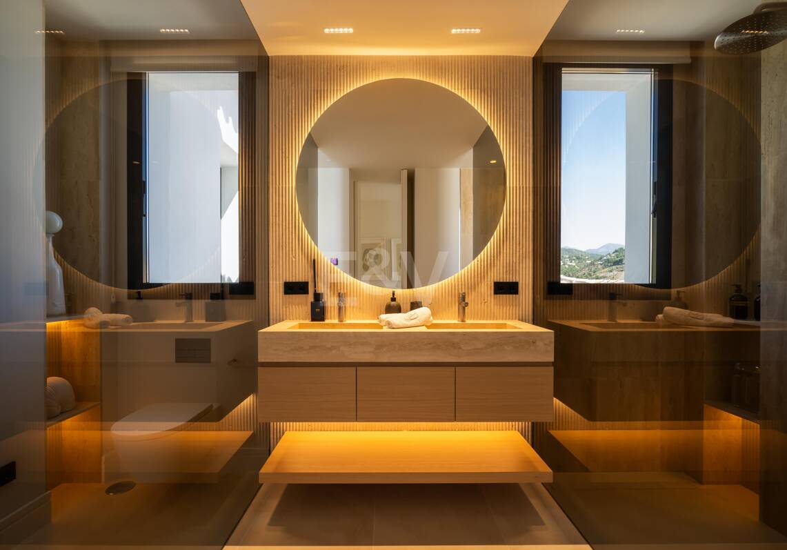Luxurious Brand New Villa with Sea Views in la Quinta within a Gated Community