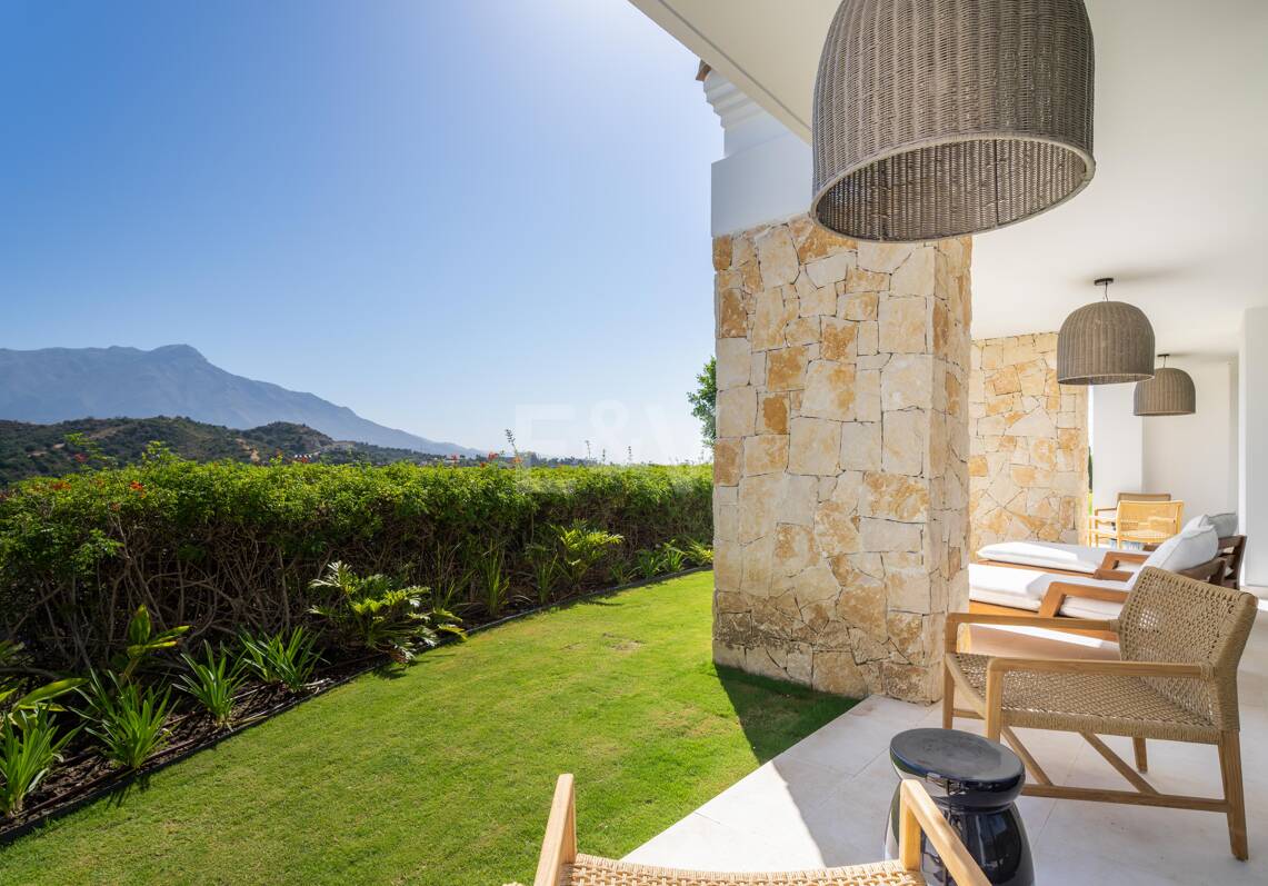 Luxurious Brand New Villa with Sea Views in la Quinta within a Gated Community