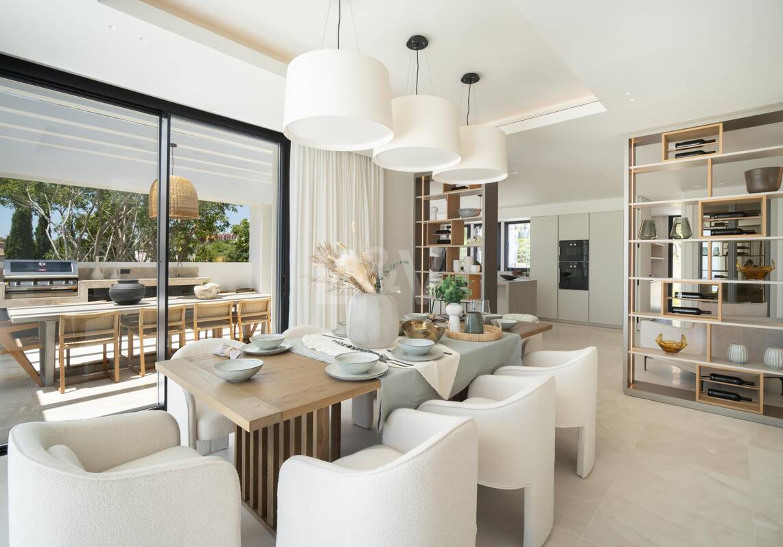 Luxurious Brand New Villa with Sea Views in la Quinta within a Gated Community